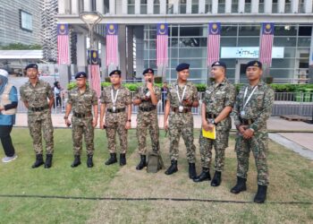 ENAM anggota 41 Bateri Rejimen Artileri Diraja (Istiadat) Kem Sungai Buloh mengendalikan tembakan meriam istiadat sempena sambutan Hari Kebangsaan 2026.
