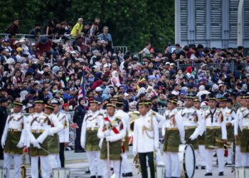 ORANG ramai membanjiri Dataran Putrajaya bagi sambutan Hari Kebangsaan 2026. - UTUSAN/IQBAL ROSLI