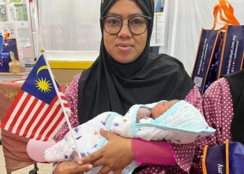 NOR Laila Che Ibrahim bersama bayinya yang selamat dilahirkan pada sambutan Hari Kemerdekaan ke-69 di Hospital Raja Perempuan Zainab II, Kota Bharu, Kelantan.