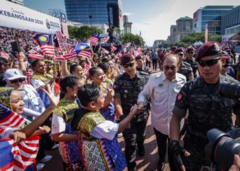 ANWAR Ibrahim menyantuni rakyat selepas sambutan Hari Kebangsaan 2026. - UTUSAN/IQBAL ROSLI