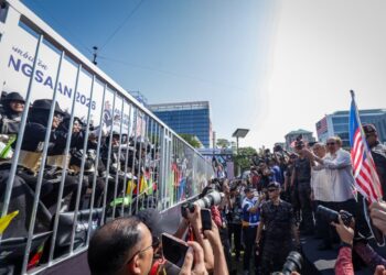 ANWAR Ibrahim dan Ahmad Zahid Hamidi menyantuni rakyat 
selepas sambutan Hari Kebangsaan 2026. - UTUSAN/IQBAL ROSLI