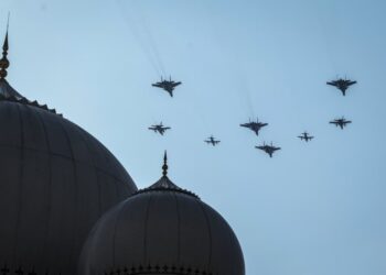 AKSI Sukhoi gegar bumi Putrajaya, tampil formasi menakjubkan - UTUSAN/IQBAL ROSLI