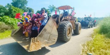 PERARAKAN jentolak memberi kelainan kepada sambutan Hari Kebangsaan peringkat DUN Chetok, Pasir Mas, Kelantan hari ini-UTUSAN/YATIMIN ABDULLAH.