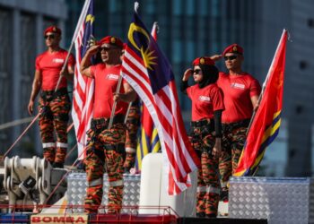 ABANG dan 'Akak bomba' sekali lagi menjadi fenomena kegilaan para pengunjung yang hadir di perbarisan Sambutan Hari Kebangsaan 2026 di Dataran Putrajaya. - UTUSAN/IQBAL ROSLI