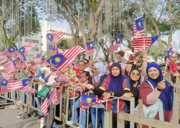 SEBAHAGIAN daripada orang ramai yang hadir ke Padang Kota Lama bagi menyaksikan sambutan Hari Kebangsaan peringkat negeri Pulau Pinang, hari ini.
