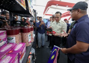 STEVEN Sim (tengah) melakukan gimik perasmian Laman HPMKUSKOP@MAHA 2026 pada Pameran Pertanian, Hortikultur dan Agropelancongan Malaysia (MAHA) 2026 di Laman Sayuran, Herba dan Kelulut, Taman Ekspo Pertanian Malaysia (MAEPS) hari ini. - UTUSAN/FARIZ RUSADIO