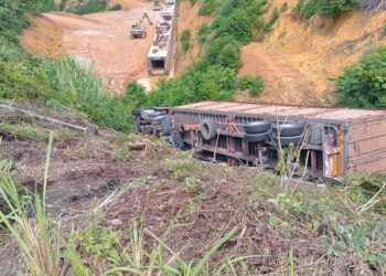 KEADAAN lori kontena yang terjunam ke dalam gaung berhampiran Ladang Serasa di Jalan Gua Musang-Kota Bharu, Gua Musang, Kelantan hari ini.