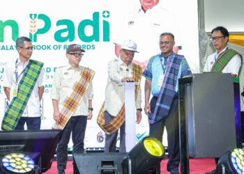 MOHAMAD Sabu (tengah) melakukan gimik peluncuran Laman Padi dan Pengiktirafan Malaysia Book Of Records pada Pameran Pertanian, Hortikultur dan Agropelancongan Malaysia (MAHA) 2026 di Laman Sayuran, Herba dan Kelulut, Taman Ekspo Pertanian Malaysia (MAEPS) hari ini. - UTUSAN/FARIZ RUSADIO