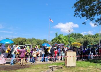 ORANG ramai beratur seawal pukul 6.30 pagi untuk masuk ke Zoo Melaka sempena Sambutan Hari Kebangsaan 2026 hari ini. - UTUSAN/AMRAN MULUP