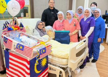 AIMI SHAHIRAH Mazli mendukung anaknya yang baharu lahir pada tarikh 31 Ogos sempena sambutan Hari Kebangsaan ke-69 di Hospital Pakar Bandar Dato' Onn, Johor Bahru.