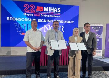 FAIZAL Razak (dua kiri) dan Eriyca Baiduri Abd Rashid atau lebih dikenali sebagai Madammu (dua kanan) selepas majlis pemeteraian penajaan di Menara Matrade, hari ini.