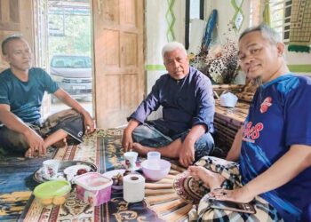 ABDUL  Hadi Awang Kechil (tengah) semasa menyantuni warga Kuala Balah, Jeli, Kelantan.