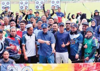 NIZAM Abu Bakar Titingan  menyempurnakan Majlis Penutupan Kejohanan Memanah Tradisional 18 Meter Terbuka Tawau 2026 di Stadium Hoki, Kompleks Sukan Tawau. UTUSAN / NASRAWATI SYARIFUDDIN