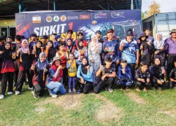 NURUL Syazwani Noh bersama belia dan pelajar sekolah dalam program-program sukan di kawasannya.