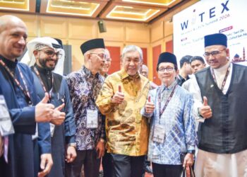 AHMAD Zahid Hamidi pada Ekspo Pelancongan dan Perdagangan Islam Dunia (WITEX) serta Festival Seni dan Kebudayaan Dunia di Pusat Dagangan Dunia di ibu kota, semalam. – UTUSAN/M. FIRDAUS M. JOHARI