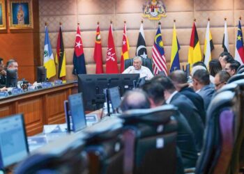 AHMAD Zahid Hamidi mempengerusikan Mesyuarat Jawatankuasa Kabinet Mengenai Keselamatan dan Kesesakan Jalan Raya di Putrajaya, semalam.