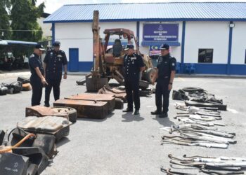 MOHD Shokri Abdullah (kiri) meninjau proses pelupusan barang kes di IPD Padang Besar, Perlis, semalam -UTUSAN/ASYRAF MUHAMMAD