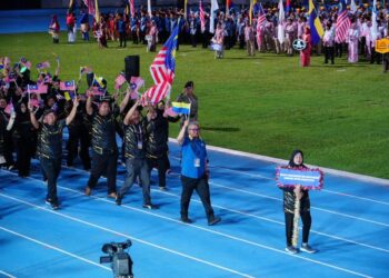 LEBIH 400 peserta dalam kalangan Pengerusi dan Setiausaha Majlis Pembangunan dan Kemajuan Kampung (MPKK) Perlis diketuai senator Azahar Hassan menyertai perbarisan dan perarakan bersempena sambutan Hari Kebangsaan Ke-69 peringkat negeri ini di Kompleks Tuanku Syed Putra semalam.-UTUSAN