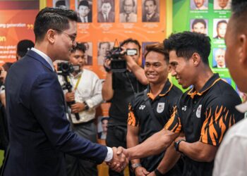 MENTERI Belia dan Sukan, Dr. Mohammed Taufiq bin Johari menyantuni serta beramah mesra bersama wira angkat berat negara semasa sesi pertemuan di Pusat Belia Antarabangsa (IYC), Kuala Lumpur. - IHSAN KBS