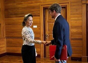 AUNG  San Suu Kyi (kiri), bertemu Arnaud de Baecque di Naypyidaw .- AFP