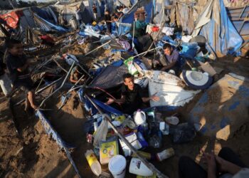 SEORANG penduduk Palestin kehilangan tempat tinggal selepas serangan udara Israel di Gaza. - AFP