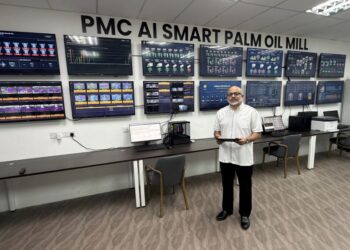 SURENDRAN Kuranadan meneliti data masa nyata di bilik kawalan Kilang Minyak Sawit Pintar AI PMC.