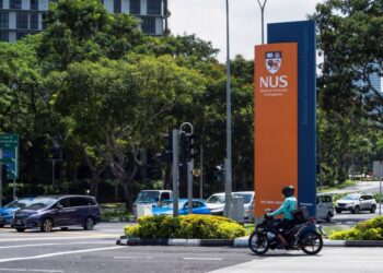 LALUAN masuk ke Universiti Nasional Singapura. - AFP