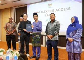 AKMAL Nasrullah Mohd Nasir (dua dari kiri) menyerahkan surat tawaran penerima token ARM kepada Ketua pegawai Eksekutif Alphaswift Industries Sdn Bhd, Dr Shian Lee (tiga kiri) pada Majlis Perhimpunan Bulanan Kementerian Ekonomi dan Majlis Penyerahan Surat Tawaran kepada Entiti Diluluskan di bawah Kerjasama Strategik Antara Kerajaan Malaysia dan Arm Limited dalam Industri Semikonduktor di Kementerian Ekonomi, di sini, hari ini. - UTUSAN/FAISOL MUSTAFA