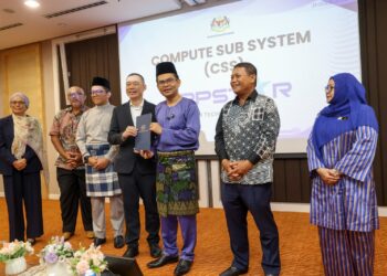 AKMAL Nasrullah Mohd Nasir (dua dari kiri) menyerahkan surat tawaran kepada syarikat penerima token ARM pada Majlis Perhimpunan Bulanan Kementerian Ekonomi dan Majlis Penyerahan Surat Tawaran kepada Entiti Diluluskan di bawah Kerjasama Strategik Antara Kerajaan Malaysia dan Arm Limited dalam Industri Semikonduktor di Kementerian Ekonomi, di sini, hari ini.  - UTUSAN/FAISOL MUSTAFA