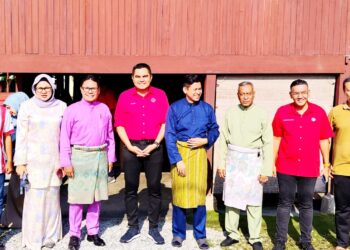 MUHAMAD AKMAL (empat dari kiri) pada Program Konvoi Bersama YB Datuk Dr. Akmal Saleh di Kedai Nasi Lemak Bawah Rumah di Pasir Salak hari ini.