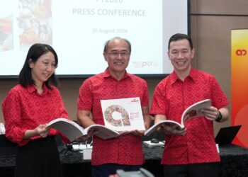 JAMIE Ling (tengah) bergambar selepas Mesyuarat Agung Tahunan (AGM) Ke-35 AmBank di KLGCC Convention Centre, Kuala Lumpur.