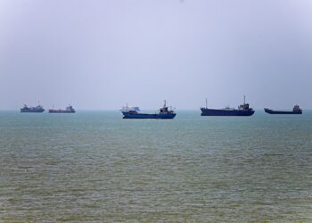 DUA letupan kedengaran ketika kapal melalui Selat Hormuz. - AFP