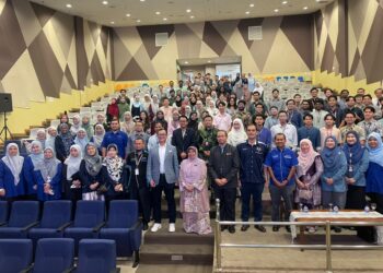 DR. Rohana Daud (tengah) bergambar bersama hadirin pada Majlis Perasmian USM House Officer Preparatory Course 2026 di Auditorium Pentadbiran, Hospital Pakar Universiti Sains Malaysia (USM), Kubang Kerian,Kelantan. - UTUSAN/ROSMIZAN RESDI