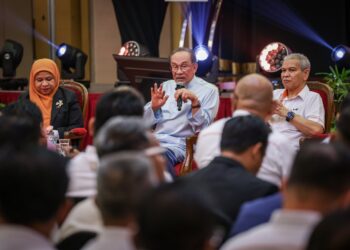 ANWAR Ibrahim (tengah) semasa berucap pada Sesi Ramah Mesra Perdana Menteri bersama Pengurusan Tertinggi dan Pengurus Felda 2026 hari ini.