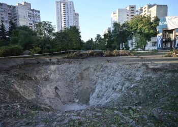 KAWAH terbentuk akibat hentaman peluru berpandu balistik Russia di  Kyiv. - AFP