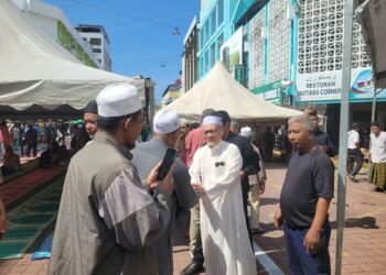 MOHD. Amar Nik Abdullah (kanan) bersalaman dengan orang-ramai yang menghadiri Kuliah Pagi Jumaat di Medan Ilmu, Kota Bharu, Kelantan. - UTUSAN/MUSTAQIM MOHAMED