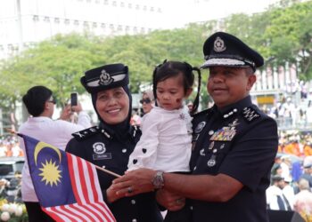 AYOB Khan Mydin Pitchay dan isterinya, Puan Sri Zalena Mohd. Ariffin bergambar bersama cucu mereka.
