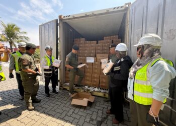 Ketua Pengarah Agensi Kawalan dan Perlindungan Sempadan Malaysia (AKPS), Datuk Seri Mohd Shuhaily Mohd Zain ketika memeriksa produk haiwan sejuk beku yang disita di Pelabuhan Sepanggar.
