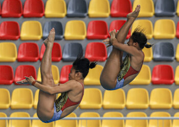 AKSI pemenang pingat emas acara Terjun 10 Meter Platform Seirama Wanita, Nur Eilisha Rania dan Nur Farisya Alia daripada Sarawak pada kejohanan Sukan Malaysia (SUKMA) Selangor 2026 di Pusat Akuatik Selangor. Foto: SHIDDIEQIIN ZON