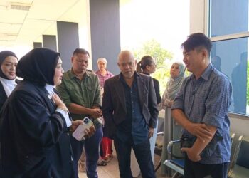PEGUAM palintif, Sharatha Masyaroh (kiri) memberi ucapan penghargaan atas keberanian Chin Yuk Wah (kanan) sebagai saksi kelima dalam perbicaraan kes saman RM190 juta yang difailkan bekas pegawai kanan dan anggota perisikan ESSCOM terhadap Polis Diraja Malaysia (PDRM) serta 11 defendan. UTUSAN / NASRAWATI SYARIFUDDIN