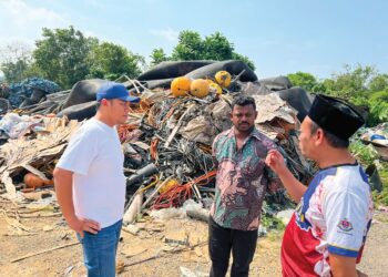 RAFIZAL Ahmad Razi (kanan) mewakili penduduk kampung bertemu dengan penyewa premis (tengah) yang dipercayai menjalankan aktiviti pembakaran terbuka secara haram di Jalan Kempas Lama-Seelong, Johor Bahru, Johor.