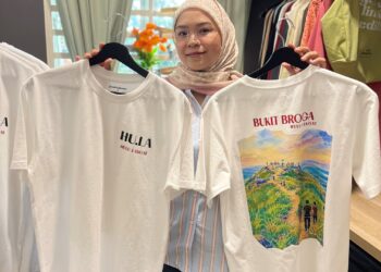 FAEEZA Jaafar bersama dua baju-T koleksi Santai.