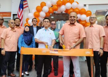 BORHAN Aman Shah dan Khairul Kamarudin memotong reben sebagai simbolik perasmian pembukaan Bank Muamalat Cawangan Kuala Selangor di Kuala Selangor, hari ini.