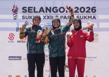 NURUL Nabilah Mohd Asri (tengah) dan Zahra Afifah Zamri mendominasi acara berbasikal merentas desa Olimpik (XCO) wanita SUKMA 2026.-IHSAN MSN