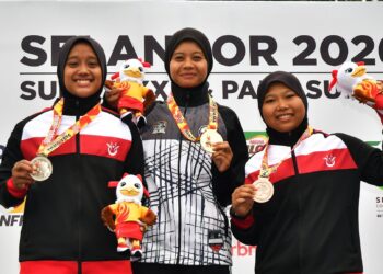NUR Syaza Damia Arif (tengah) bersama atlet Kelantan, meraih perak menerusi Nurul Azlina Razali (kiri) dan rakan sepasukannya Nur Natasya Syamimi Irwan meraih gangsa pada acara acara downhill individu Wanita SUKMA 2026 di Lembah Peladang Agro Campsite, Sungai Buloh, hari ini. - IHSAN MSN TERENGGANU