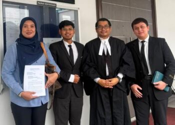 NOOR Azleen (kiri) dan Mohd. Syukran (dua dari kanan) ketika ditemui selepas keputusan tuntutan saman sivil di Mahkamah Tinggi Kota Bharu, Kelantan.