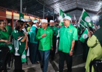 IDRIS Ahmad (dua dari kanan) semasa hadir melancarkan Jentera Pilihanraya Pas Kawasan Tumpat di Maahad Muhammadi Tumpat Kampung Sedar, Tumpat, Kelantan. - UTUSAN/ROHAHA ISMAIL