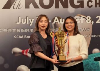 Nur Syazwani Sahar (kanan) menamatkan kempen Kejohanan Boling Terbuka Hong Kong dengan kemenangan, kelmarin. – IHSAN BOWLING MALAYSIA