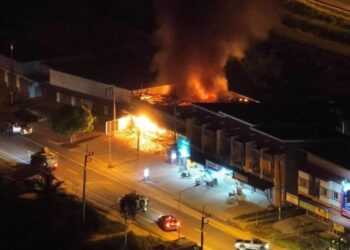 SEBUAH kedai serbaneka di Ban Ta Bae, Mukim Lanaga, Daerah Mayo, Pattani, Thailand dibom dan terbakar dalam siri keganasan baru-baru ini.- IHSAN ISOC 4