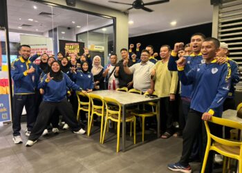 BARISAN atlet dan kejurulatihan pasukan sepak takraw Perlis bergambar bersama selepas majlis makan malam di Kangar, Perlis.-UTUSAN/ASYRAF MUHAMMAD